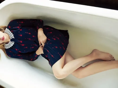 Moterų patarimai, kaip masturbuotis. Nr.101. „Nuo spenelių stimuliacijos beveik pajuntu orgazmą.“