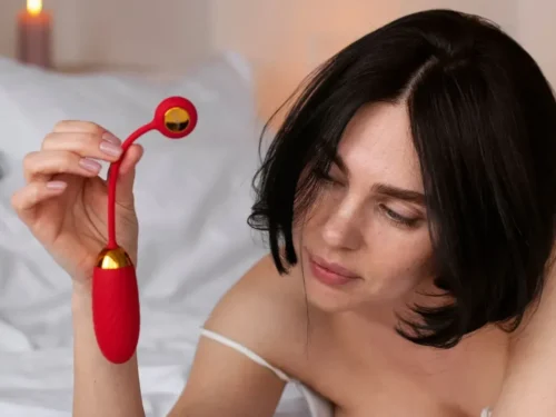 Moterų patarimai, kaip masturbuotis. Nr. 351. „Kairę ranką padedu ant kėdės krašto ir ant jos atsigulu, o kojas šiek tiek pakeliu“