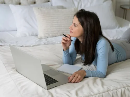 Merginų masturbacijos gidas: ankstyvieji (ir kartais atsitiktiniai) laisvų rankų masturbacijos metodai. Sukinėjimasis sukryžuotomis kojomis.